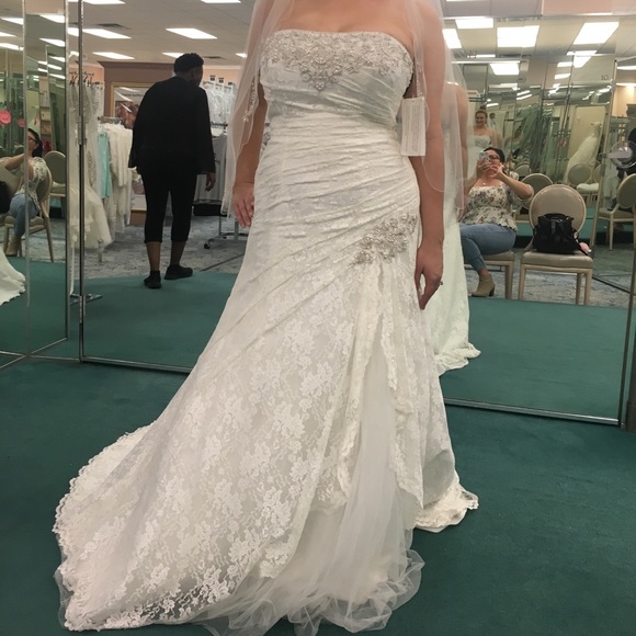 new wedding dress tags intact size 16.